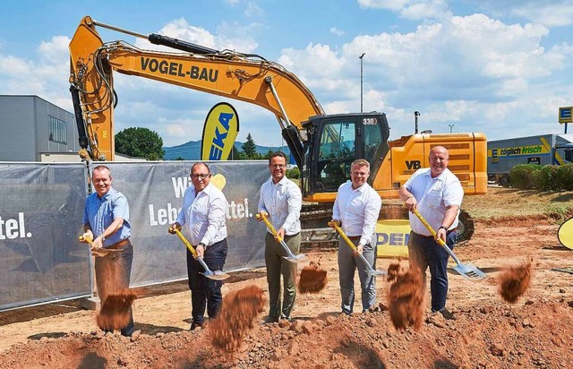 Symbolischer Spatenstich fr das neue ...nd Jrgen Mder (beide Edeka Sdwest).  | Foto: Daniel Godde