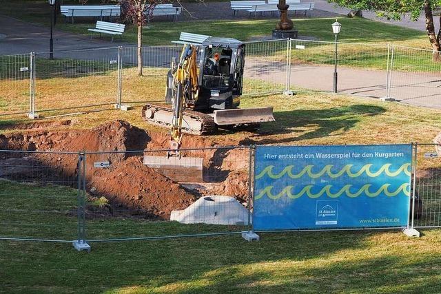 Bauhofmitarbeiter errichten ein Wasserspiel im St. Blasier Kurgarten
