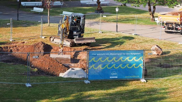 Mitten im Kurgarten entsteht gerade ein Wasserspiel.   | Foto: Stadt St. Blasien