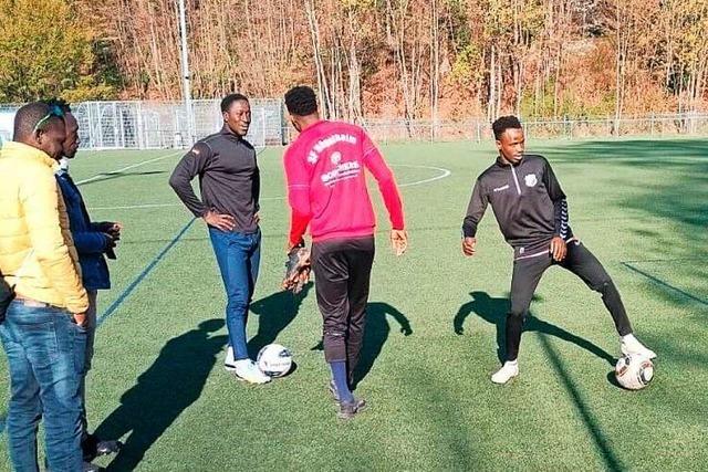 Afrikanische Fuballteams messen sich im Mllheimer Eichwald – und es gibt eine gambische Spezialitt