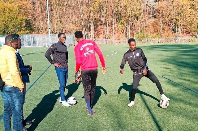 Das Team Africa besteht bis heute  &#8211; und  trainiert im Eichwaldstadion.  | Foto: Omar Gassama