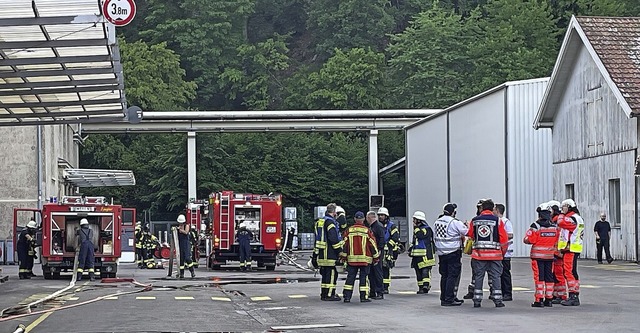 Geprobt wurden nicht nur Brandbekmpfu...rn auch die Versorgung von Verletzten.  | Foto: Firma Gtermann