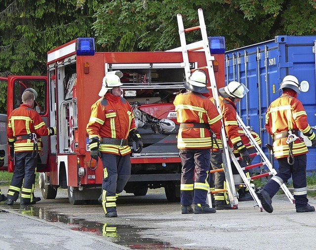 Mit Lschfahrzeug und in voller Montur...erwehrleistungswettkmpfen in Grwihl.  | Foto: Schneider, Sigrid