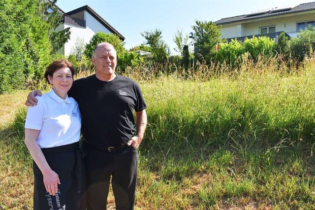 Heike und Stefan Jansen vor ihrem Grun... sie gerne sechs Garagen bauen wrden.  | Foto: Thomas Loisl Mink