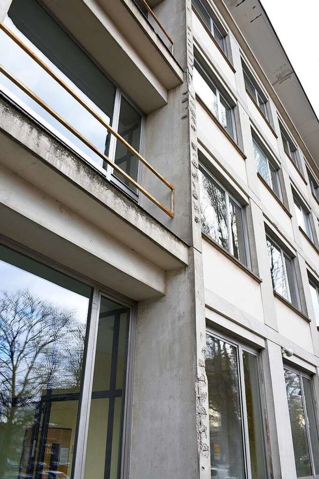 Die Fassade der Walther-Rathenau-Gewerbeschule in Freiburg brckelt.   | Foto: Rita Eggstein