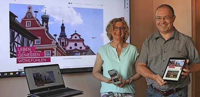 Ulrike Senne und Wolfgang Spengler pr...die neue  Website der Stadt Ettenheim.  | Foto: Stadt Ettenheim