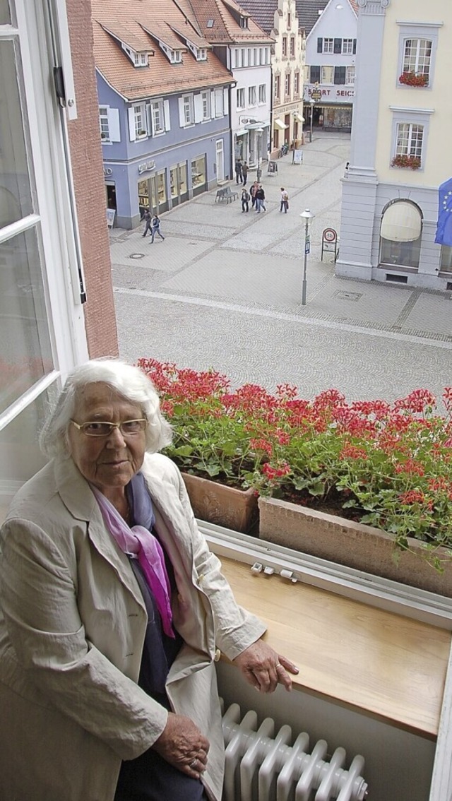 Dorothea Siegler-Wiegand am Fenster, v...enzeugin der  Bcherverbrennung wurde.  | Foto: Ralf Burgmaier