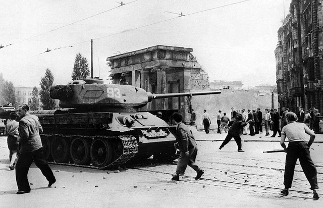 Die Besatzungsmacht reagierte mit Hrt...hren in Berlin sowjetische Panzer auf.  | Foto: - (dpa)