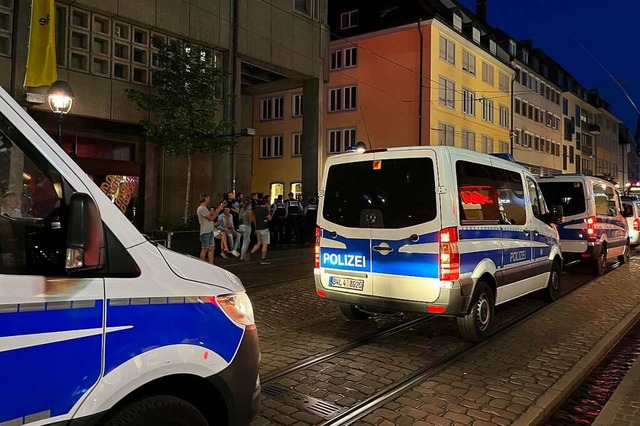Nach einer Protest-Party im Freiburger... die sich spter Im Grn versammelten.  | Foto: Stephanie Streif