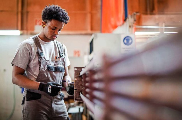 Ein Flchtling aus Somalia macht ein P...itsagentur Freiburg. (Archivbild 2018)  | Foto: Christoph Schmidt