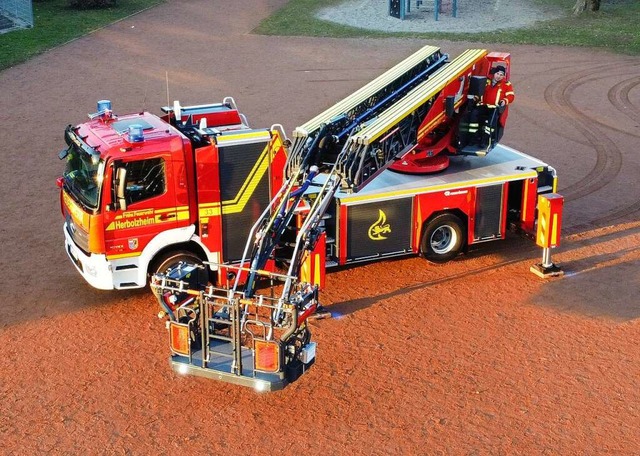 Das neue Drehleiterfahrzeug der Feuerw...ll irgendwann in einem Holzbau stehen.  | Foto: Marcel Hmmerle