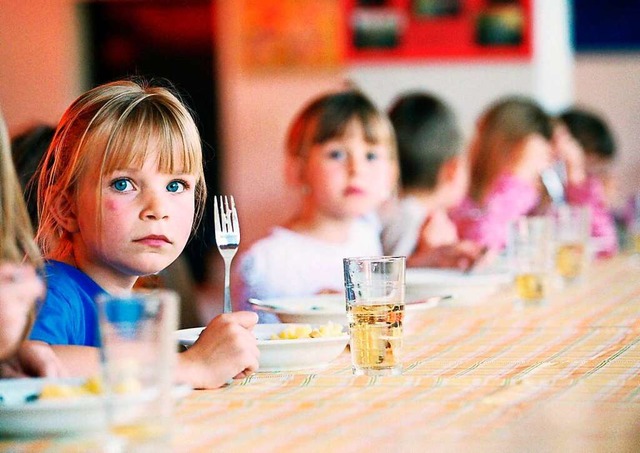 Mittagessen in einer Ganztagsschule: I...von Kultusministerin Theresa Schopper.  | Foto: imago stock&people