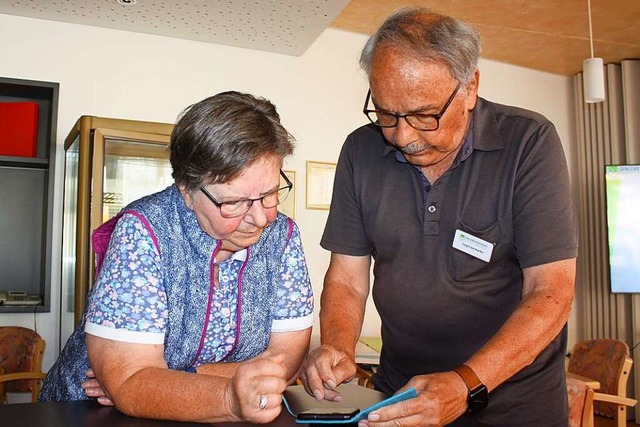 Digital-Nachhilfe fr Senioren: IT-Exp... damit sie keine Anrufe mehr verpasst.  | Foto: Christoph Schennen