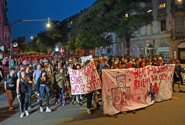 Hinter dem Banner zogen in der Nacht z...ulturelle Freirume zu demonstrieren.   | Foto: Michael Bamberger