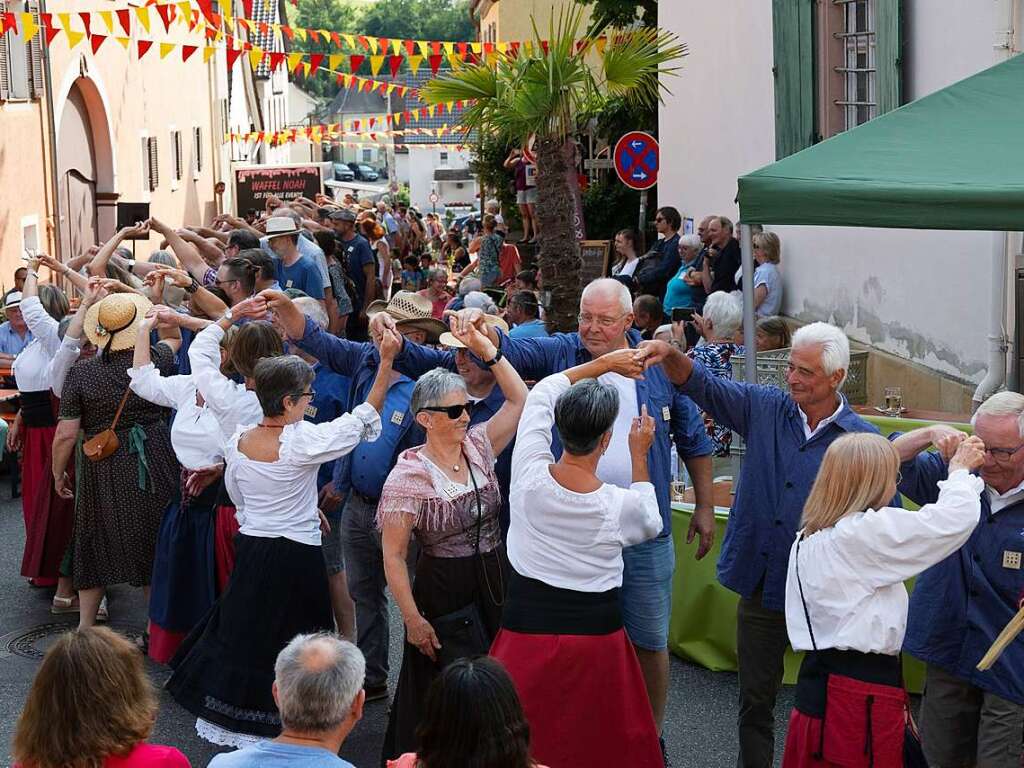 Weltrekordversuch: Rund 200 Frauen und Mnner beteiligten sich am mittelalterlichen Tanz "Traubentritt". Jetzt muss sich zeigen, ob es zum Eintrag ins Guinness-Buch der Rekorde reicht.