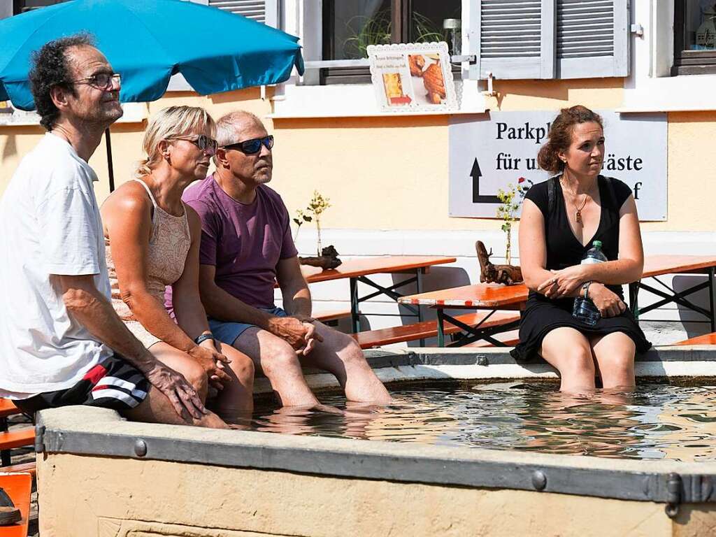 Wo gibt es Khlung satt? Einfach die Fe im Kronenbrunnen baumeln lassen