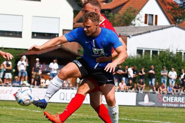 Pech im Abschluss: Der  Strmer Adrian...Lahr kassierten eine herbe Niederlage.  | Foto: Benedikt Hecht