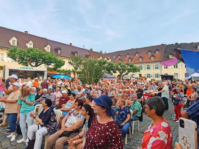 Am Samstag passte bei der Schlagernach...die sommerliche, frhliche Atmosphre.  | Foto: Deborah Widmer