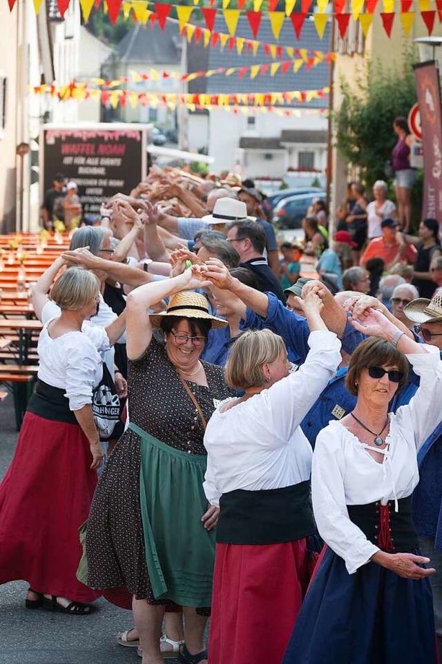 Beim mittelalterlichen Tanz &#8222;Tra...rdhalter sind, muss sich noch  zeigen.  | Foto: Volker Mnch