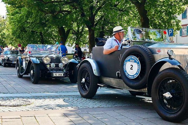 Viel blinkendes Blech &#8211; das blieb auch mancher Schaulustige stehen.  | Foto: Thomas Winckelmann