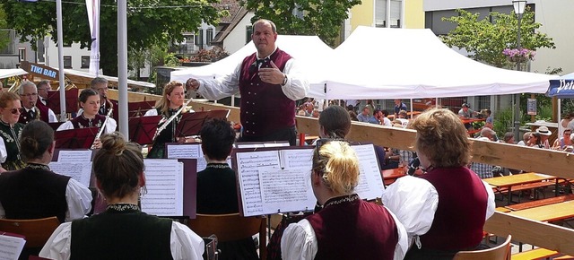 Matthias Gronert dirigierte den Musikv...Yach beim &#8222;Stadtmurefest&#8220;.  | Foto: Kurt Meier