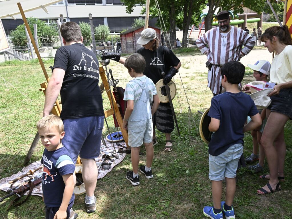 Ein Ritterlager zeigt historische Waffen und Ausrstungsgegenstnde wie sie im Mittelalter zum Einsatz kamen.