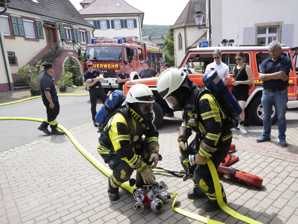 Die Arbeit der Britzinger Feuerwehr demonstrierten Einsatzkrfte beim simulierten Wohnungsbrand.