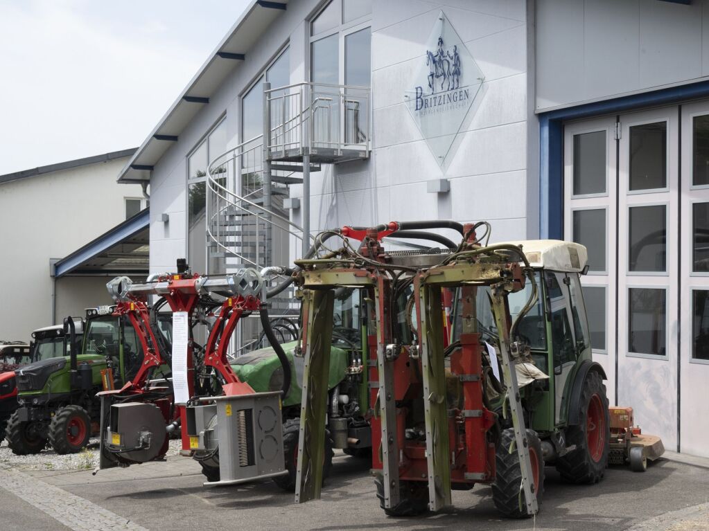 Der Fuhrpark der Winzergenossenschaft von einst und heute.