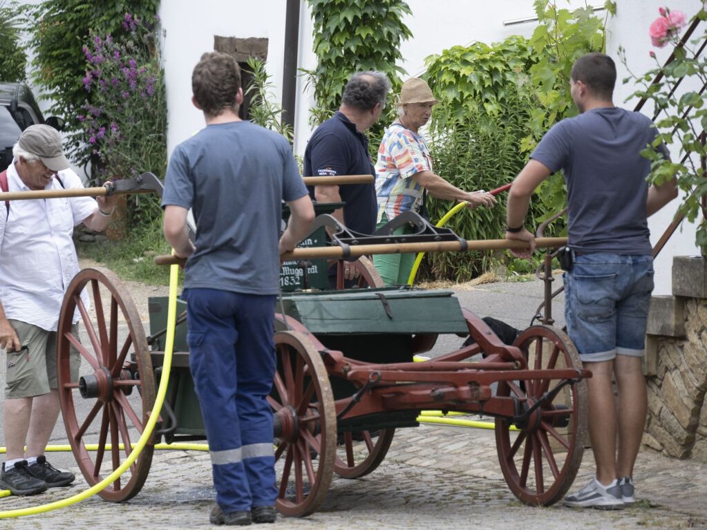 Mit der alten Muggardter Feuerspritze konnten die Gste das historische Lschwesen erleben