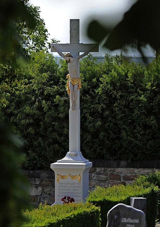 An neuem Platz und saniert: Das Friedhofskreuz in Oberschopfheim  | Foto: Bettina Schaller