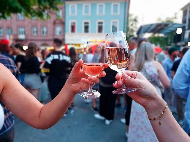 Ein Prost auf das Weinfest: Der Alte M...bend des Weindorfs,  sehr gut besucht.  | Foto: Leon Ziegler