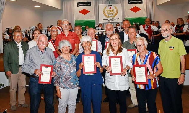 Prsident Meinrad Joos (links) und Vor...glieder des Schwarzwaldvereins Bernau.  | Foto: Dsire Ehmann