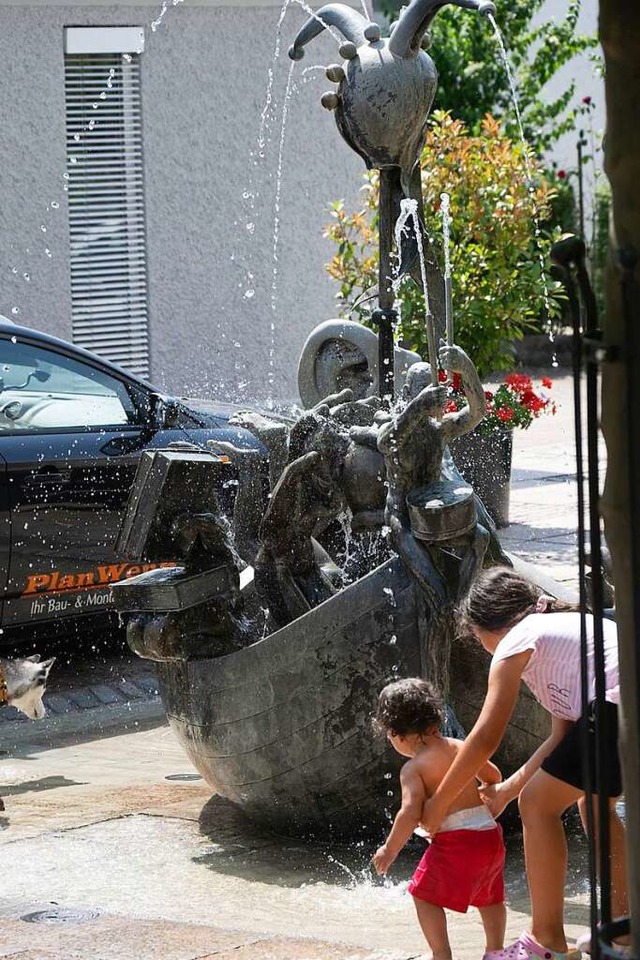 Die zahlreichen Brunnen in Neuenburg a... luden zu einer kleinen Abkhlung ein.  | Foto: Volker Mnch