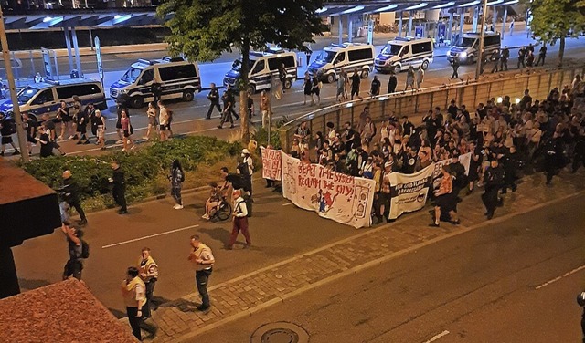 Der Protestzug Samstagnacht am Freiburger Hauptbahnhof  | Foto: Thomas Steiner