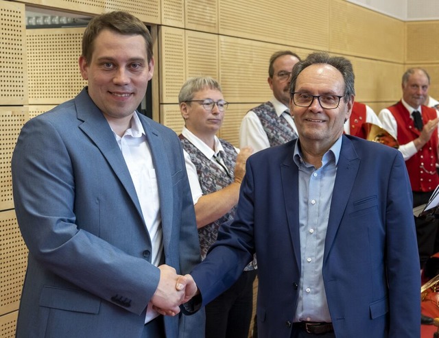 Amtsinhaber Bruno Schmidt (rechts) gra...k Philipp zu dem starken Wahlergebnis.  | Foto: Paul Eischet