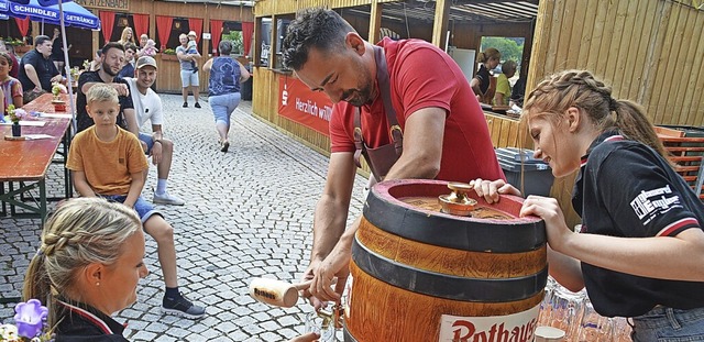 Der Ortsvorsteher legte einen mustergltigen Fassanstich hin.  | Foto: Edgar Steinfelder