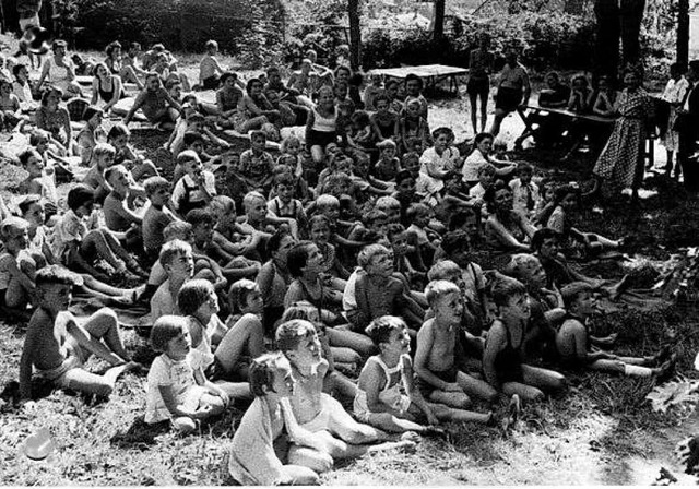 Bei einem Kinderfest 1951 entstand die...cht-, Luft- und Sportbad ber Herdern.  | Foto: Archiv Hans Sigmund