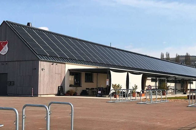 Am Vereinsheim des TuS Binzen setzt man bereits voll auf Photovoltaik.  | Foto: Jutta Schtz