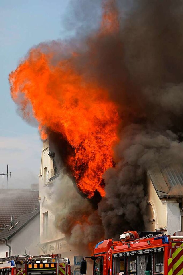 Verheerender Brand in Sankt Augustin  | Foto: Ralf Klodt (dpa)