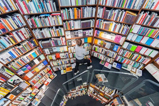 Erfahrungen  anderswo  zeigen, dass be...der stationre Buchhandel  profitiert.  | Foto: Rolf Vennenbernd