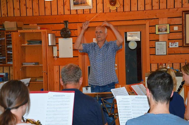 Paul Zimmermann dirigiert bei einer Probe die Werkkapelle Gtermann.  | Foto: Tobias Winterhalter