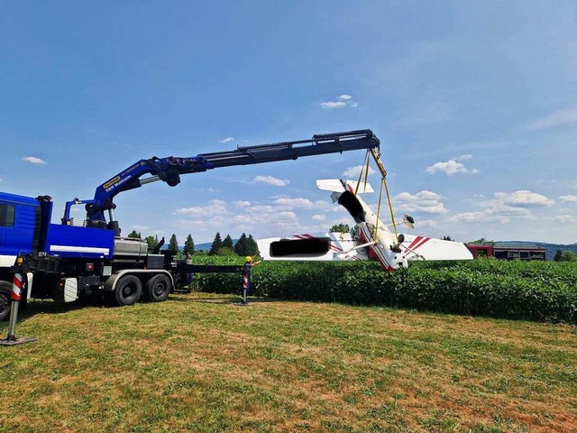 Mit einem Spezialkran barg das THW das... aus einem Feld beim Flugplatz Herten.  | Foto: THW Rheinfelden