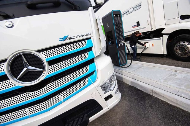 Daimler Truck setzt verstrkt auf elektrisch angetriebene Lkw.  | Foto: Marijan Murat (dpa)