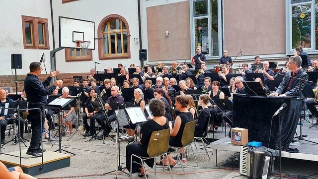Eine Band und 70 Blasmusiker sorgten i...schule fr eine ausgelassene Stimmung.  | Foto: Tobias Winterhalter