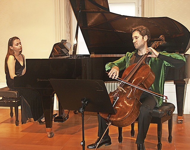 Pianistin Anna Khomichko und Cellist R...22;Liebesgeschichte&#8220; aufflammen.  | Foto: Karin Stckl-Steinebrunner