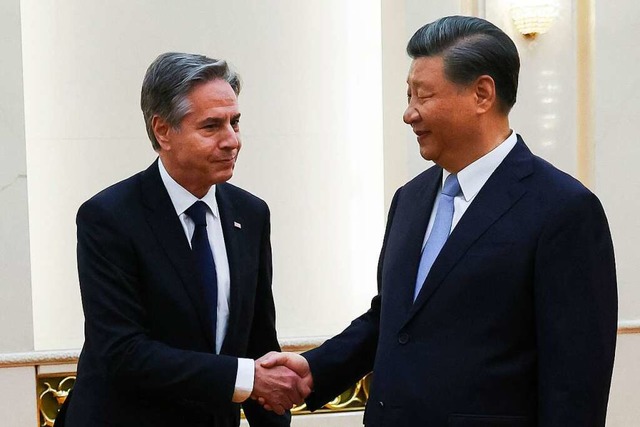 US-Auenminister Anthony Blinken und C...Xi Jinping schtteln frs Foto Hnde.   | Foto: Leah Millis (dpa)