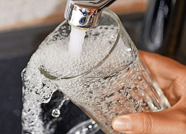 Das  Trinkwasser aus dem Sasbacher Brunnen ist einwandfrei (Symbolbild).  | Foto: Patrick Pleul (dpa)