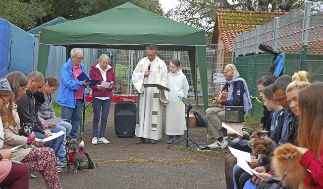 Herrchen mit ihren Tieren im vergangenen Jahr beim Segnungsgottesdienst  | Foto: Petra Wunderle