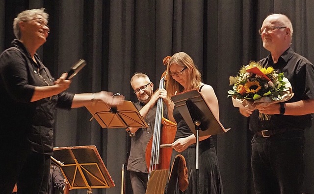 Vorsitzende Elisabeth Rhle (links) fr...rechts) ber die gelungene Auffhrung.  | Foto: Magdalena Kaufmann-Spachtholz