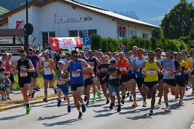 Rund  250 Lufer und Luferinnen ginge...r Glottertaler Talstrae an den Start.  | Foto: Hermann Murst